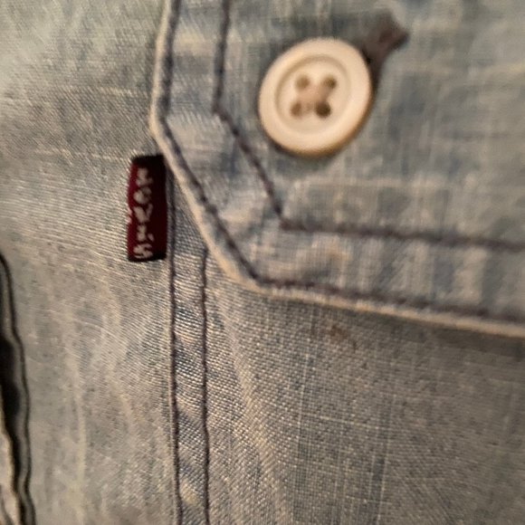 Levis light jean sleeveless high low button down - Picture 5 of 6